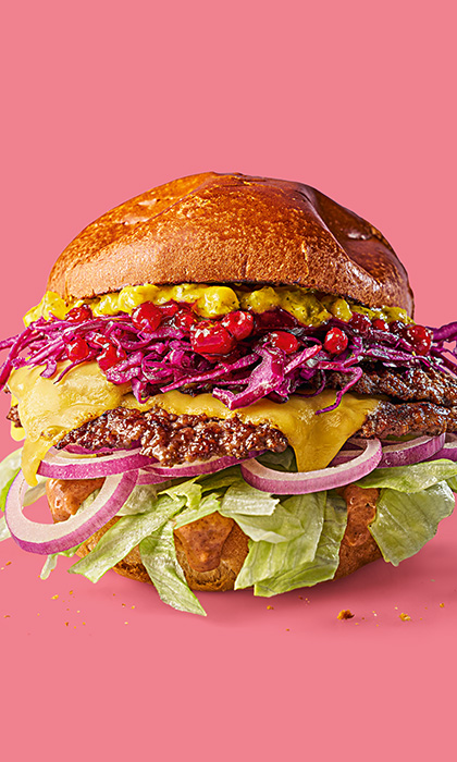 Smash burger THE MERRY KRAUT Smash burger THE MERRY KRAUT with 2x beef, 2x cheese, red cabbage and a cinnamon-infused sauce.