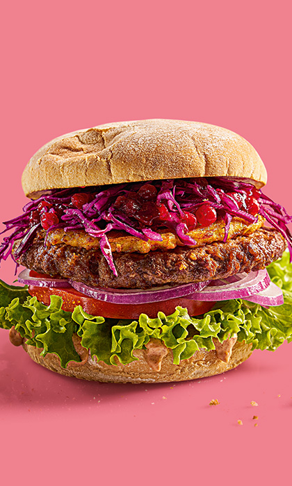 SANTA KRAUT SANTA KRAUT burger with juicy beef, potato rösti, red cabbage and festive cinnamon sauce.